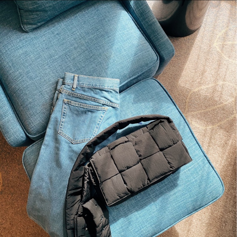 BV Cassette Padded 深咖色尼龍斜背包-4