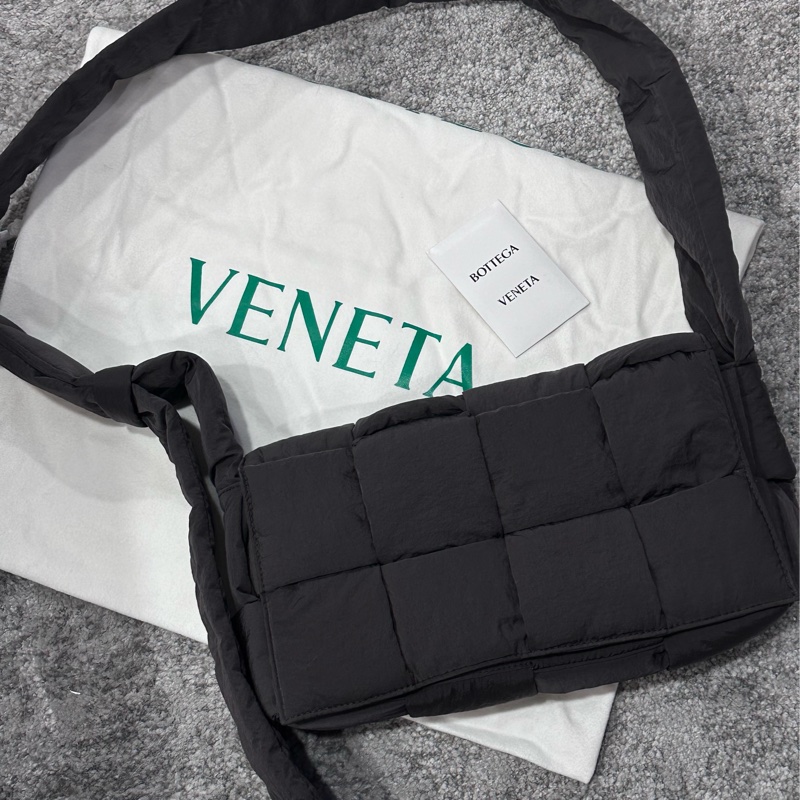 BV Cassette Padded 深咖色尼龍斜背包-5