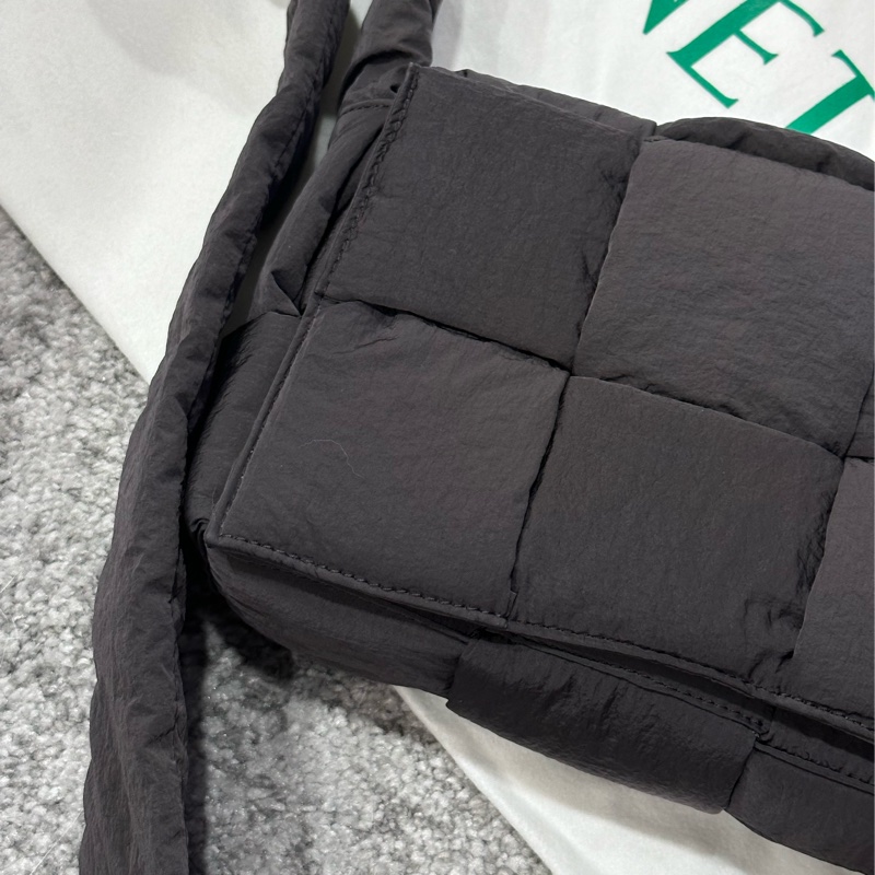 BV Cassette Padded 深咖色尼龍斜背包-6