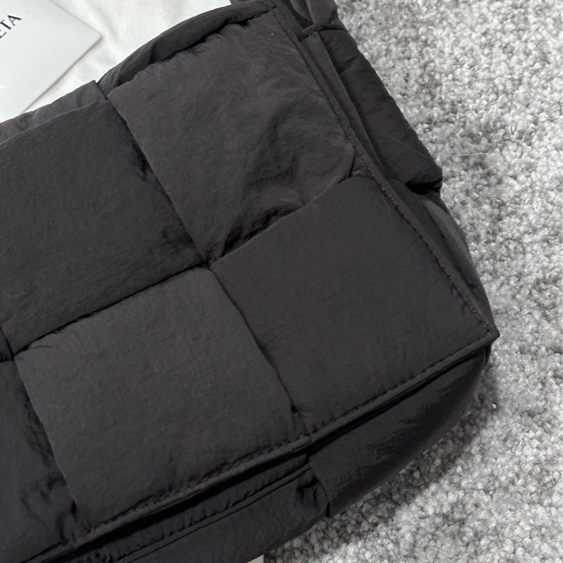 BV Cassette Padded 深咖色尼龍斜背包-7