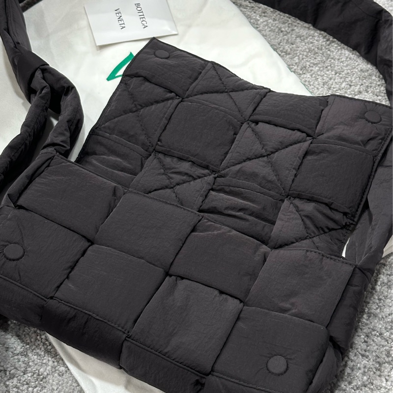 BV Cassette Padded 深咖色尼龍斜背包-8