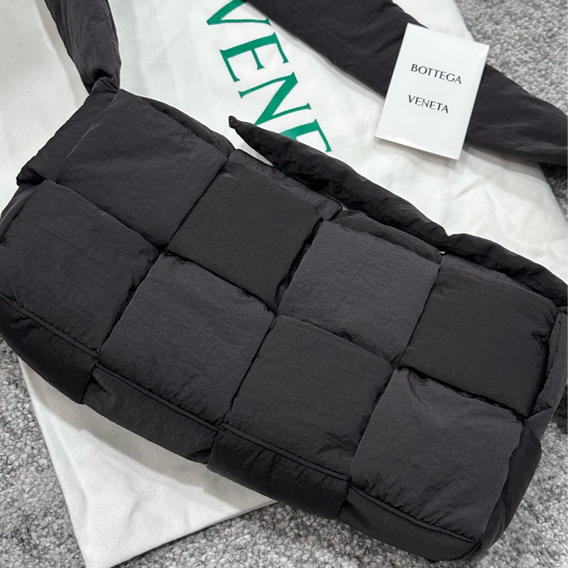 BV Cassette Padded 深咖色尼龍斜背包-9