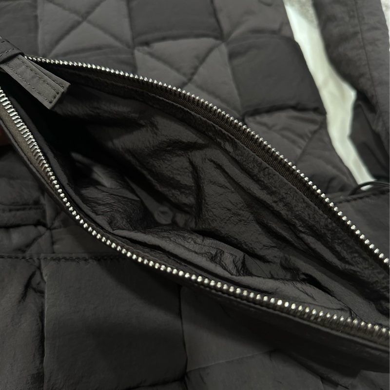 BV Cassette Padded 深咖色尼龍斜背包-10