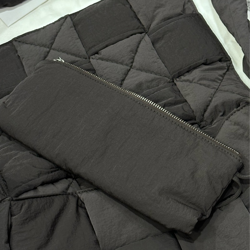 BV Cassette Padded 深咖色尼龍斜背包-11