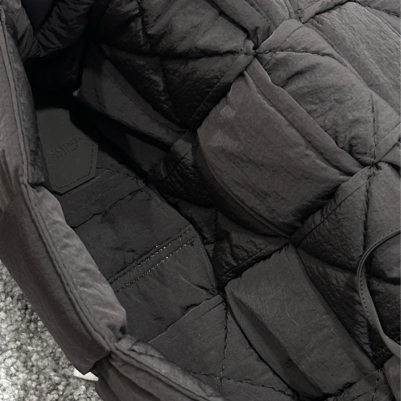 BV Cassette Padded 深咖色尼龍斜背包-12