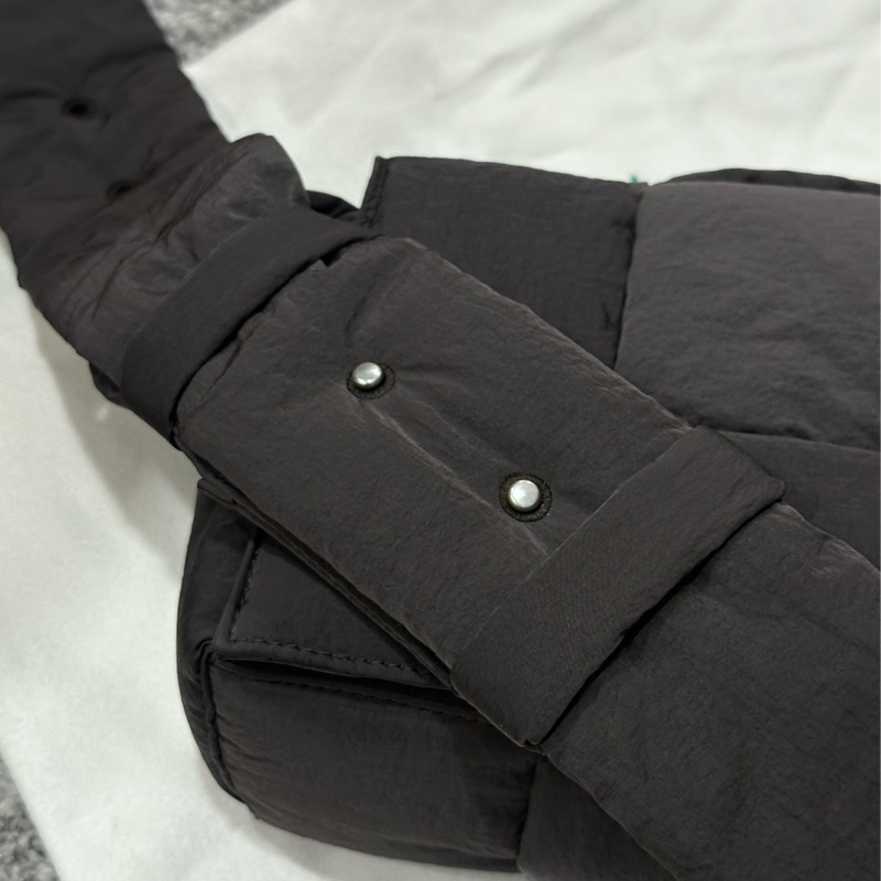 BV Cassette Padded 深咖色尼龍斜背包-13