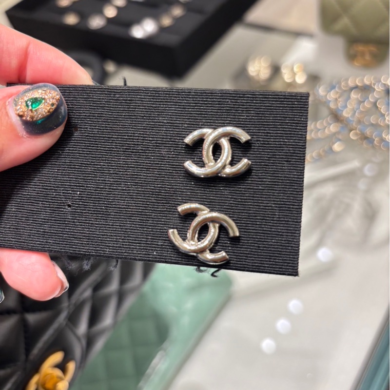 Chanel 25P 經典款雙C logo 銀色 針式耳環-0