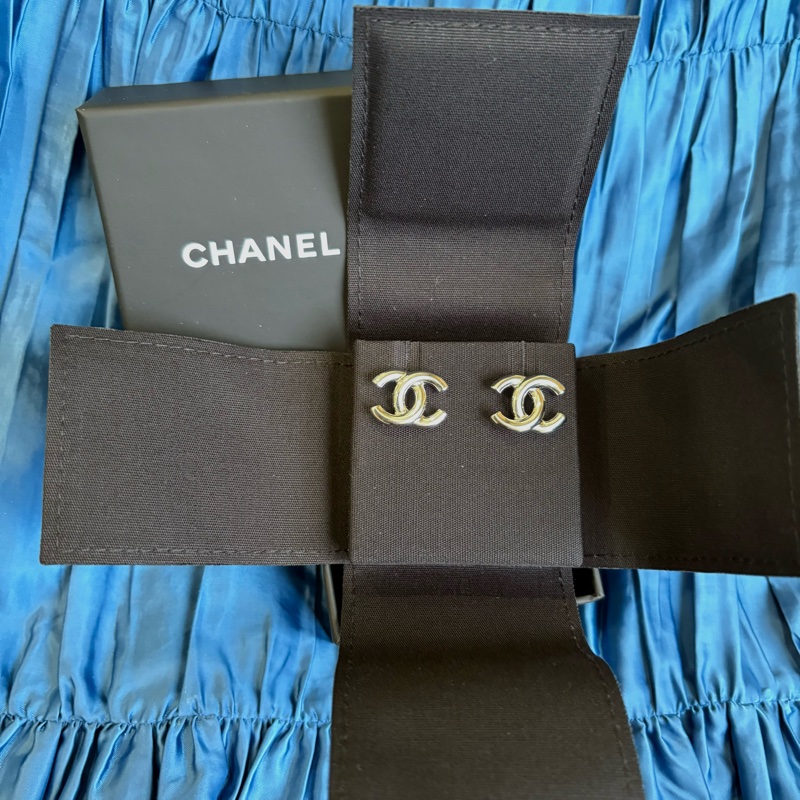 Chanel 25P 經典款雙C logo 銀色 針式耳環-1
