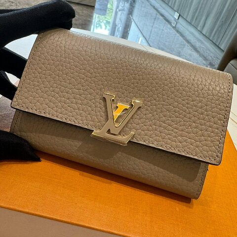 *SHIHNA名牌精品* LV M62159 Capucines 石灰色 金屬Logo短夾