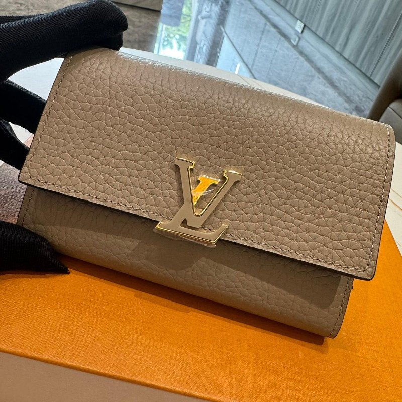 *SHIHNA名牌精品* LV M62159 Capucines 石灰色 金屬Logo短夾-0