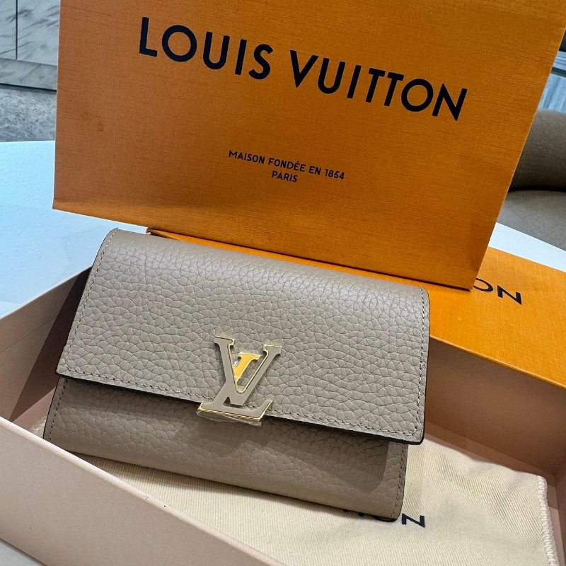 *SHIHNA名牌精品* LV M62159 Capucines 石灰色 金屬Logo短夾-1