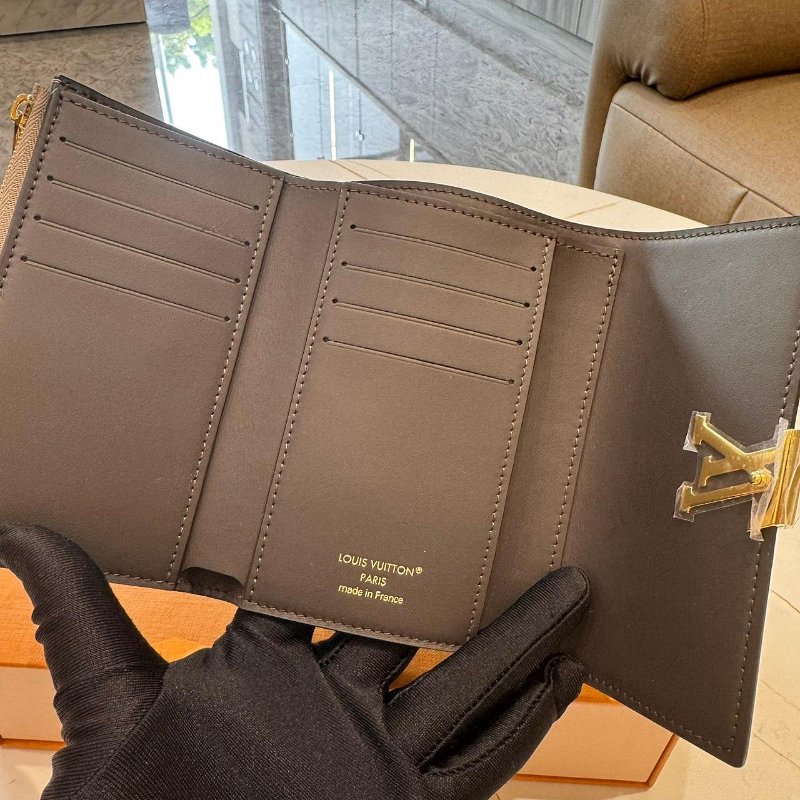 *SHIHNA名牌精品* LV M62159 Capucines 石灰色 金屬Logo短夾-2