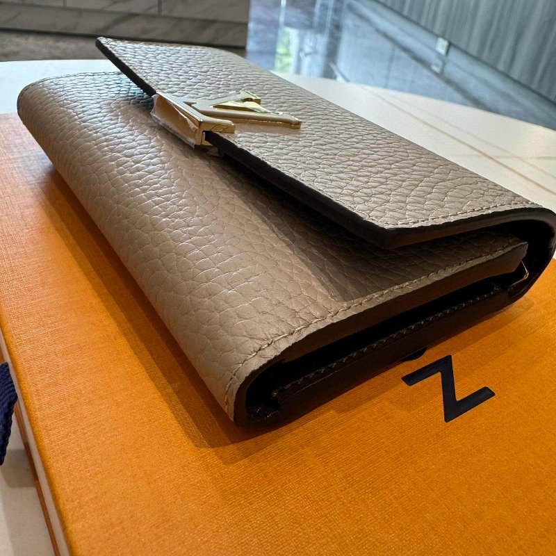 *SHIHNA名牌精品* LV M62159 Capucines 石灰色 金屬Logo短夾-3