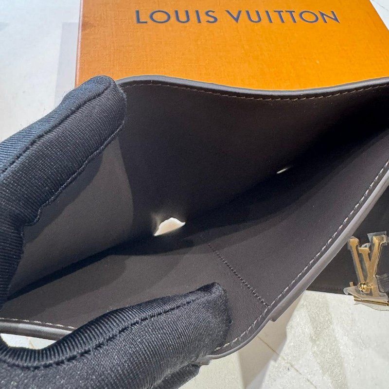 *SHIHNA名牌精品* LV M62159 Capucines 石灰色 金屬Logo短夾-4
