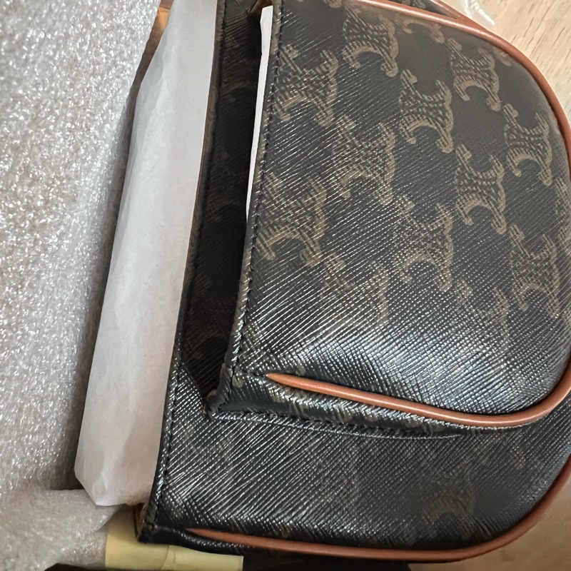 Celine TRIOMPHE帆布中型FOLCO 馬鞍包-7