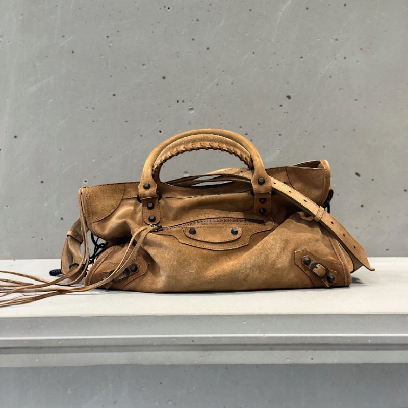 🎉新品好折扣✨Balenciaga 823058 Le City 麂皮中款機車包 焦糖色-1