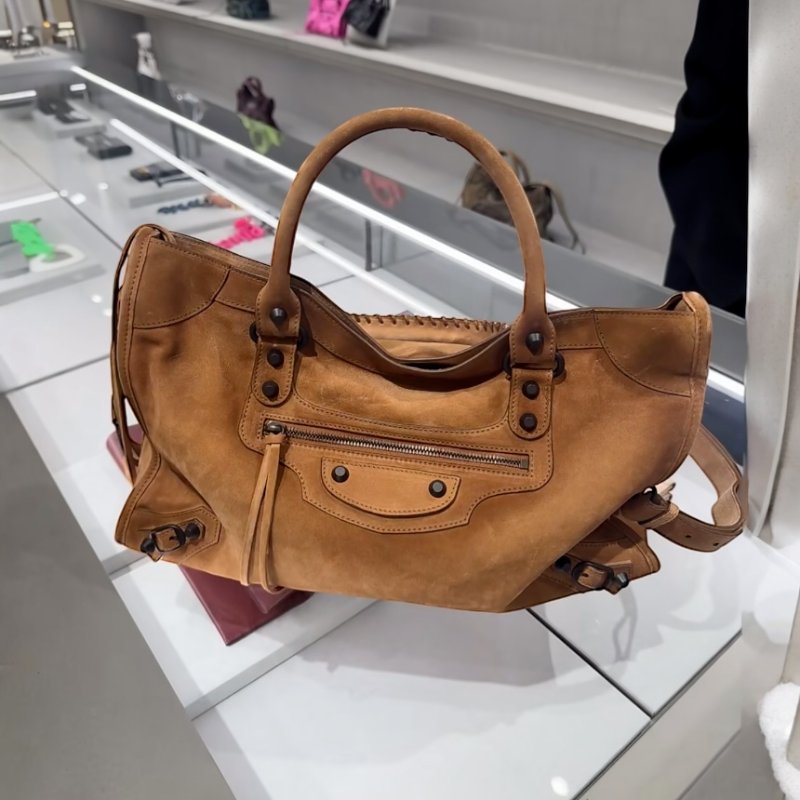 🎉新品好折扣✨Balenciaga 823058 Le City 麂皮中款機車包 焦糖色-3