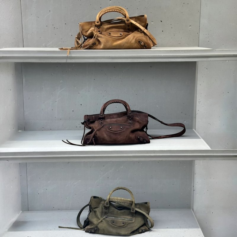 🎉新品好折扣✨Balenciaga 823058 Le City 麂皮中款機車包 焦糖色-6