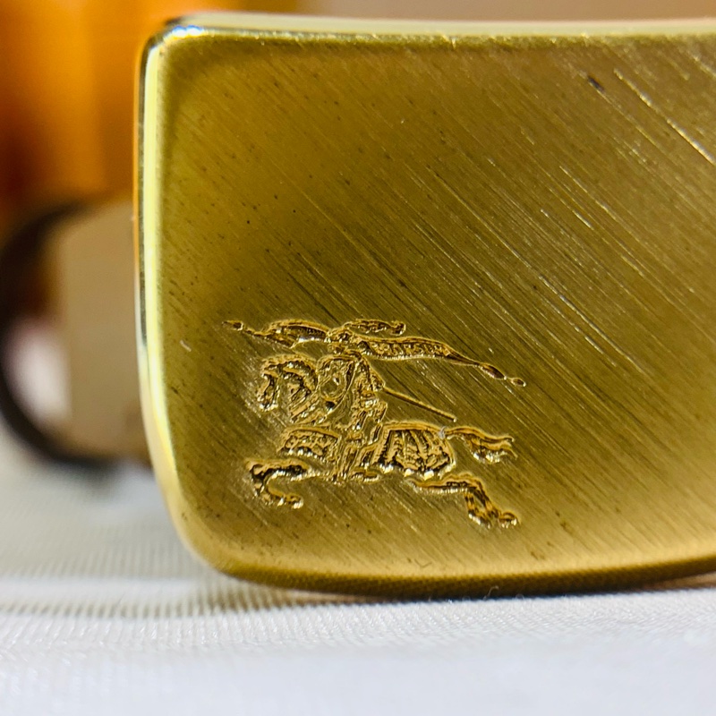 ‼️全台最甜 🎁閒置未使用 Burberry 巴寶莉 2024 戰馬鐵牌卡其窄皮帶（原價16500）-1
