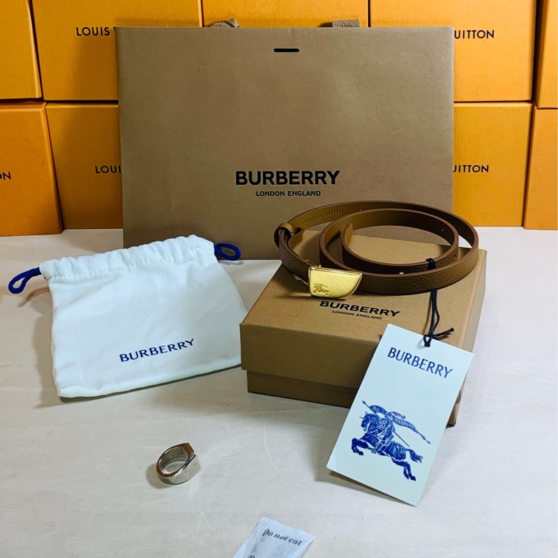 ‼️全台最甜 🎁閒置未使用 Burberry 巴寶莉 2024 戰馬鐵牌卡其窄皮帶（原價16500）-2