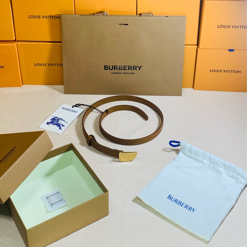 ‼️全台最甜 🎁閒置未使用 Burberry 巴寶莉 2024 戰馬鐵牌卡其窄皮帶（原價16500）-3