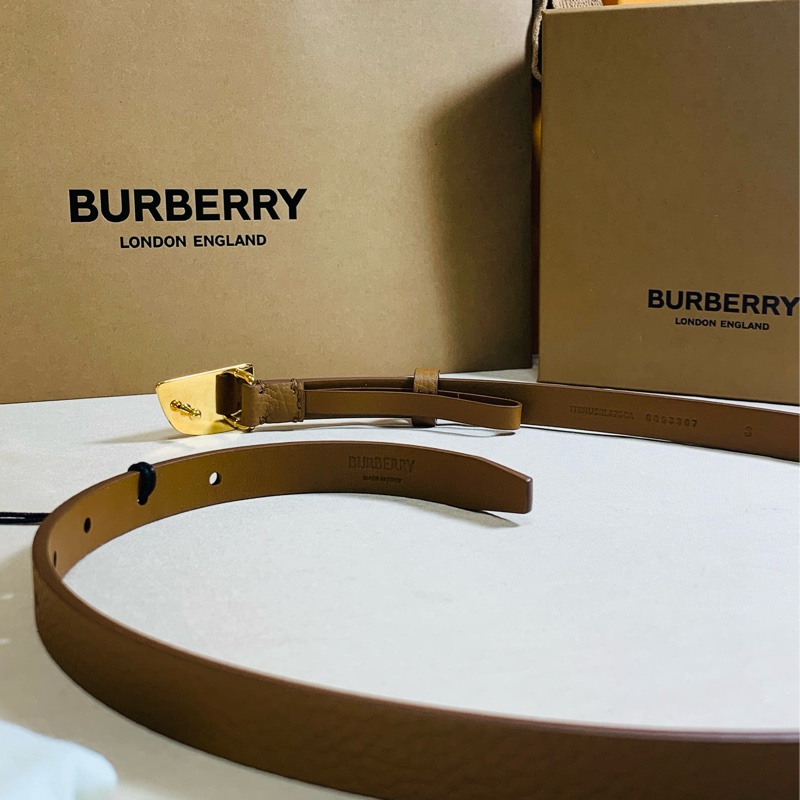 ‼️全台最甜 🎁閒置未使用 Burberry 巴寶莉 2024 戰馬鐵牌卡其窄皮帶（原價16500）-4