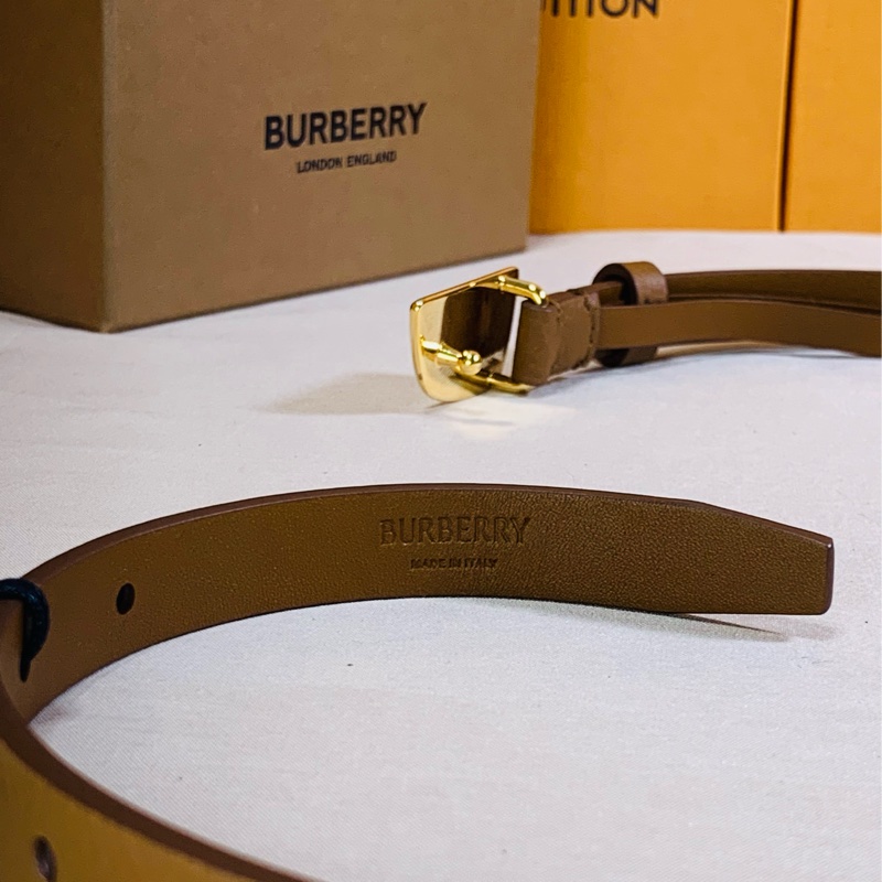 ‼️全台最甜 🎁閒置未使用 Burberry 巴寶莉 2024 戰馬鐵牌卡其窄皮帶（原價16500）-5