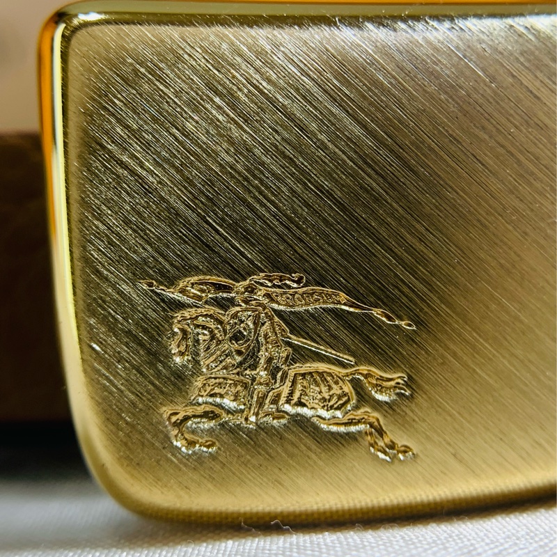 ‼️全台最甜 🎁全新盒裝Burberry 巴寶莉 2024 戰馬鐵牌卡其窄皮帶（原價16500）-2