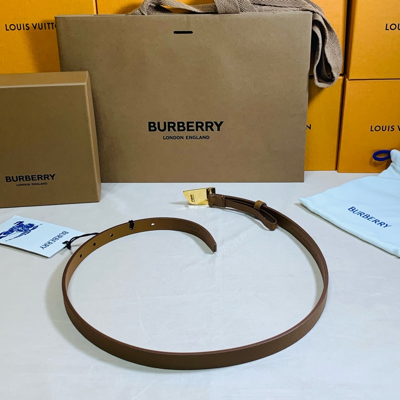 ‼️全台最甜 🎁全新盒裝Burberry 巴寶莉 2024 戰馬鐵牌卡其窄皮帶（原價16500）-9