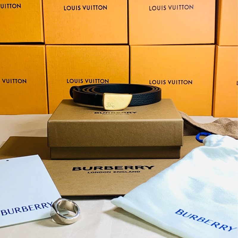 ‼️全台最甜 🎁全新未使用 Burberry 巴寶莉 2024 戰馬鐵牌黑窄皮帶（原價16500）-3