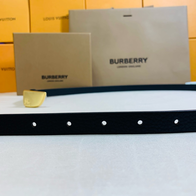 ‼️全台最甜 🎁全新未使用 Burberry 巴寶莉 2024 戰馬鐵牌黑窄皮帶（原價16500）-4