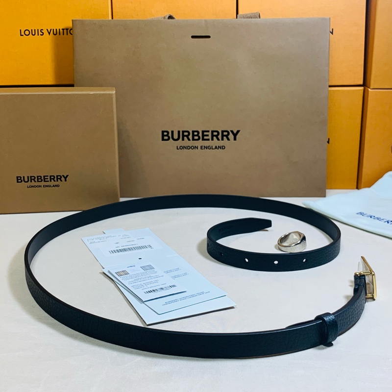 ‼️全台最甜 🎁全新未使用 Burberry 巴寶莉 2024 戰馬鐵牌黑窄皮帶（原價16500）-6