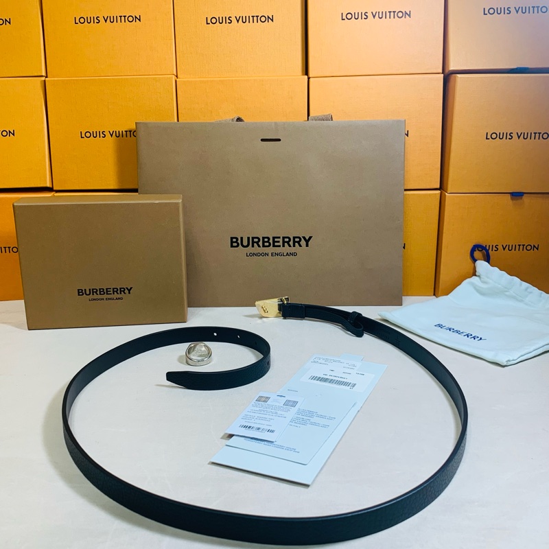 ‼️全台最甜 🎁全新未使用 Burberry 巴寶莉 2024 戰馬鐵牌黑窄皮帶（原價16500）-7