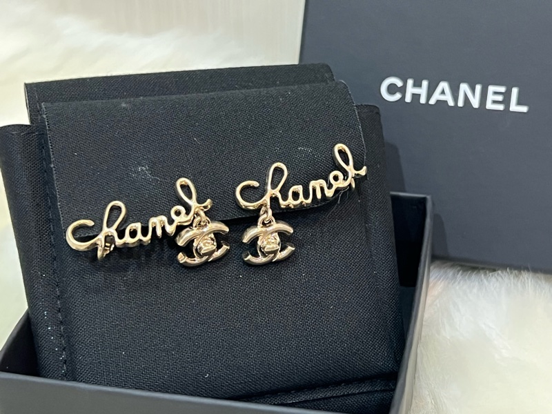 Chanel小香 香奈兒 草寫英文字母 夾式耳環（全新閒置品）-0