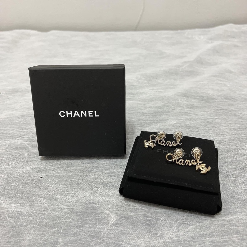 Chanel小香 香奈兒 草寫英文字母 夾式耳環（全新閒置品）-1