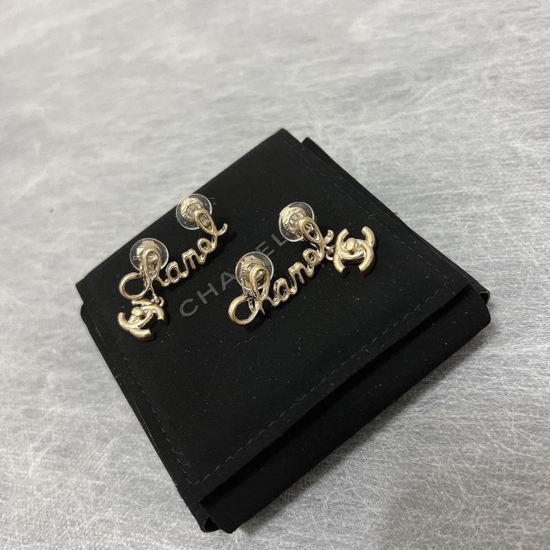 Chanel小香 香奈兒 草寫英文字母 夾式耳環（全新閒置品）-2