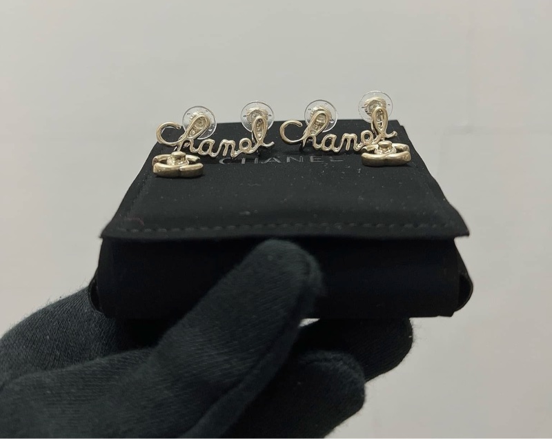 Chanel小香 香奈兒 草寫英文字母 夾式耳環（全新閒置品）-3