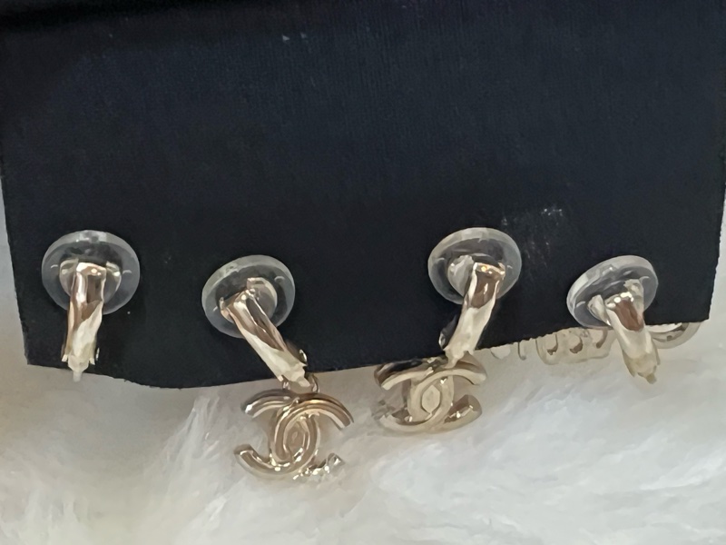 Chanel小香 香奈兒 草寫英文字母 夾式耳環（全新閒置品）-4