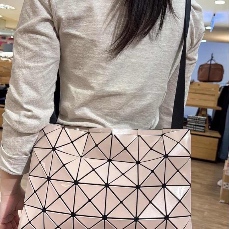 三宅一生 issey miyake BAO BAO 斜背包 肩背包 粉色-1