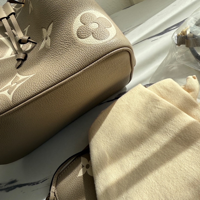 Lv斑鳩灰最美水桶包-10