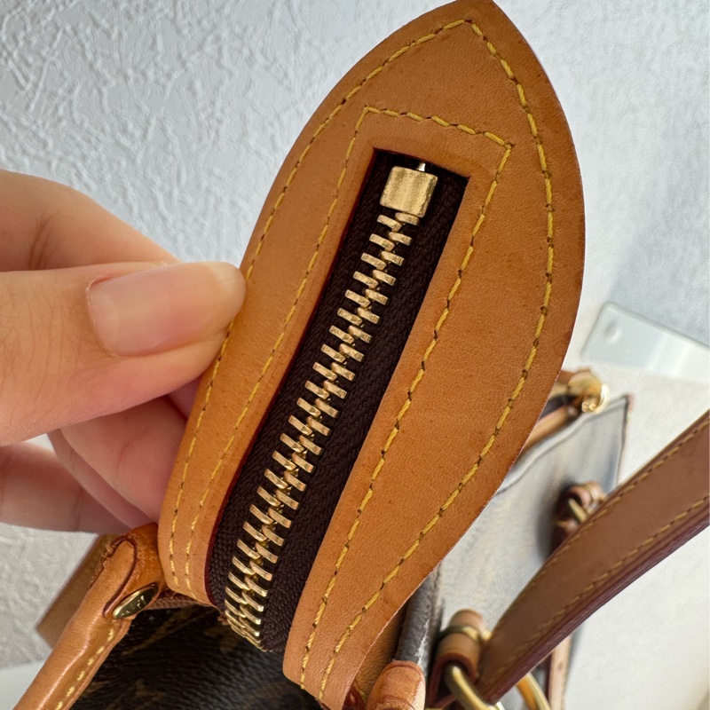 LV花紋雙小金球吊飾肩背包  少見特別款-58