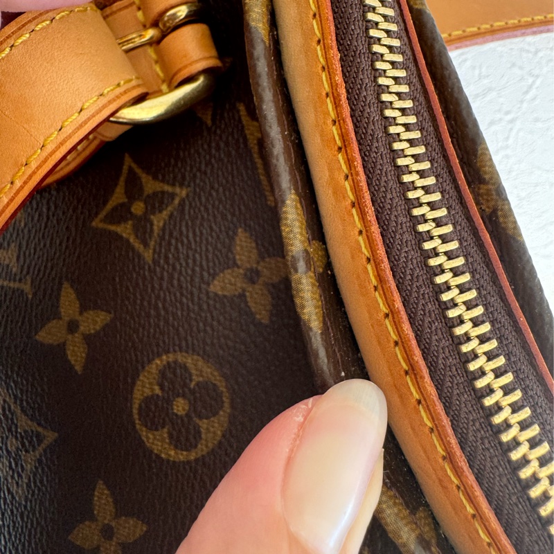 LV花紋雙小金球吊飾肩背包  少見特別款-75