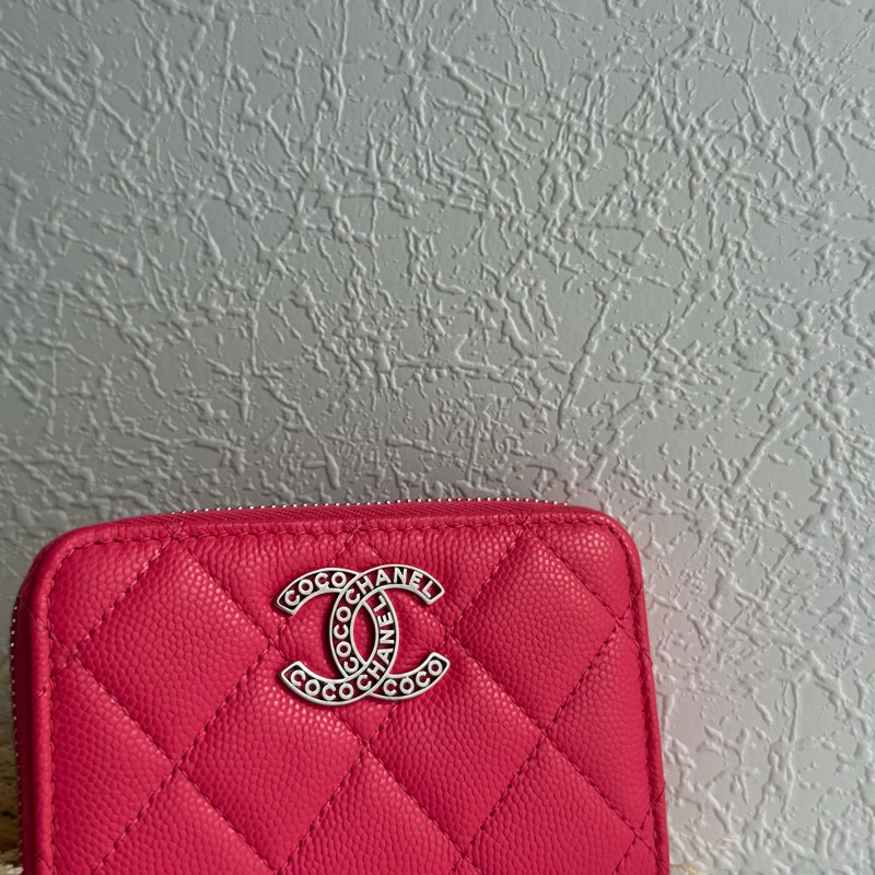 Chanel粉荔枝皮鏤空logoㄇ拉零錢包-1