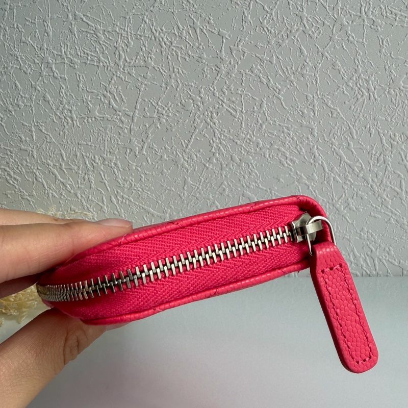 Chanel粉荔枝皮鏤空logoㄇ拉零錢包-5