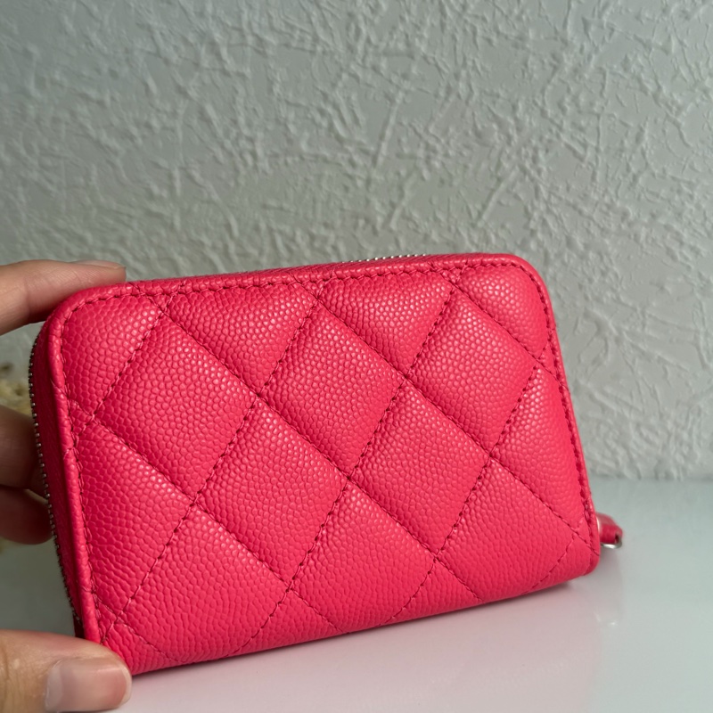 Chanel粉荔枝皮鏤空logoㄇ拉零錢包-7