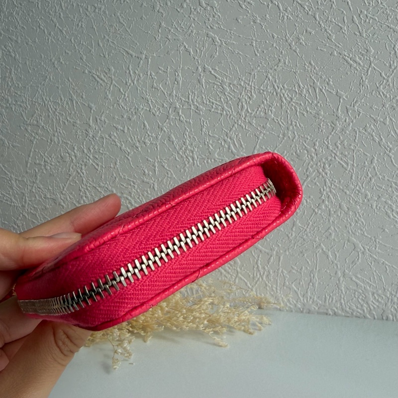 Chanel粉荔枝皮鏤空logoㄇ拉零錢包-8