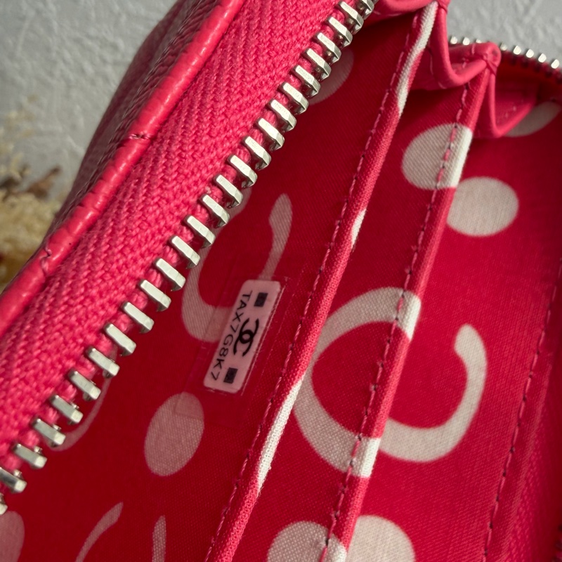 Chanel粉荔枝皮鏤空logoㄇ拉零錢包-13