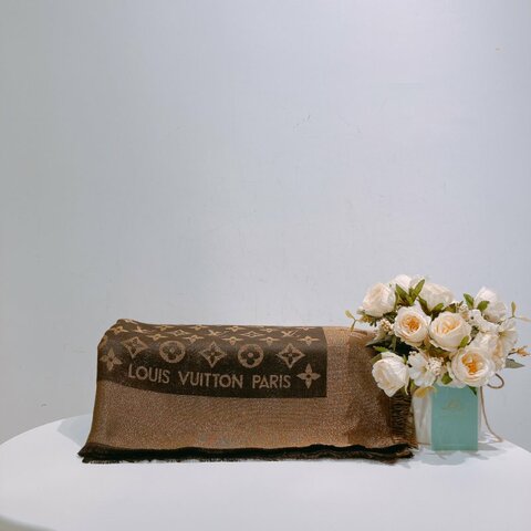 TW4549 Louis Vuitton路易威登 閃金咖色經典logo大方巾 Monogram Shine Shawl Sacrf  50% Slik x 20% Wool