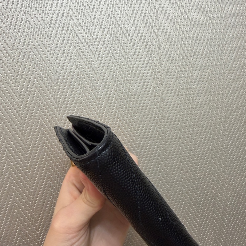 YSL 黑魚子醬牛皮金釦對釦短夾-7