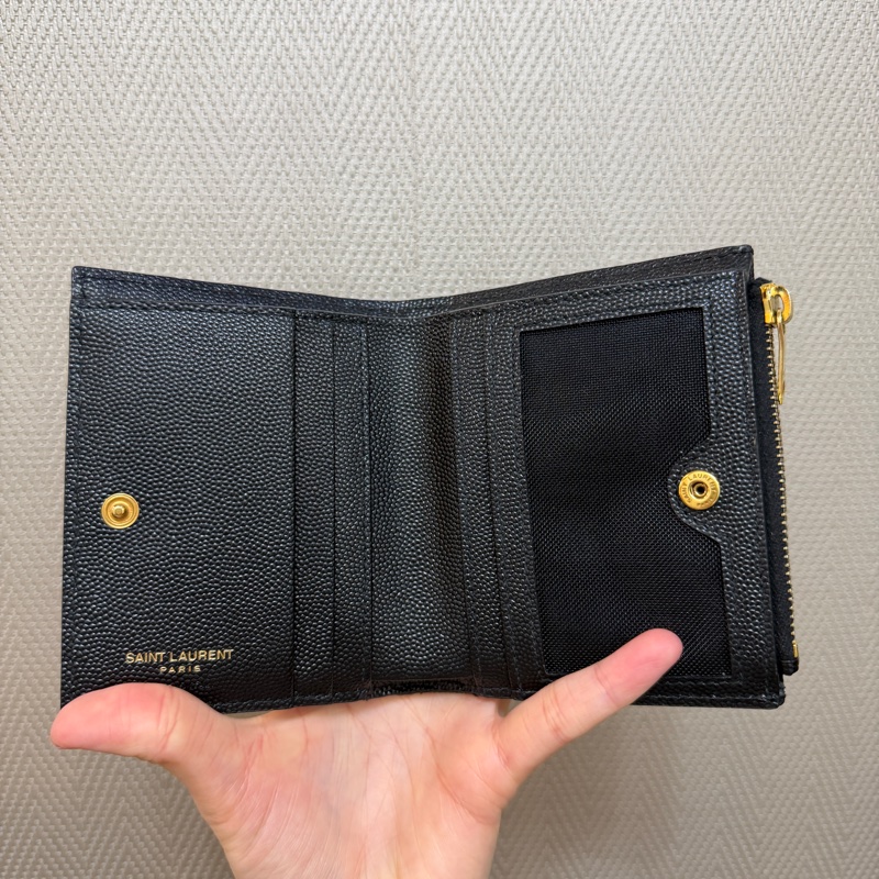 YSL 黑魚子醬牛皮金釦對釦短夾-9